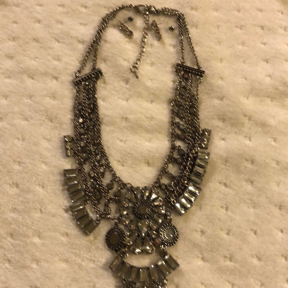 Shiny sliver necklace with the perfect earrings🤍